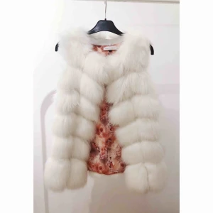  - Vit pälsväst (faux fur), specialbeställd från Borninstockholm, i storlek XS (passar även S). Aldrig använd. Köpt för 1000 kr.