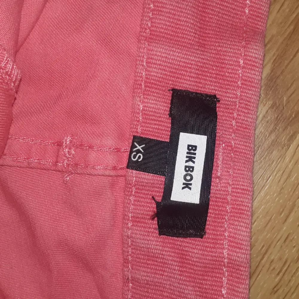 Säljer dessa rosa shorts, stl XS/34, en del använda men fint skick, därav priset. Fraktkostnad tillkommer vid frakt. Finns på Teleborg i Växjö. Kan mötas i Växjö.. Shorts.