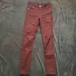  - Fina och knappt använda, har varit nedvikta länge därför är de skrynkliga.