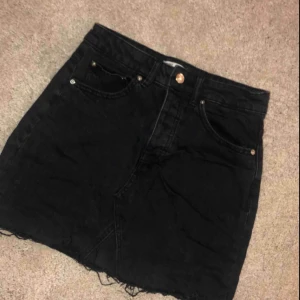  - Knappt använd jeanskjol då jag köpte fel storlek. Storlek 36 men är mer som en 34. frakt 59kr 