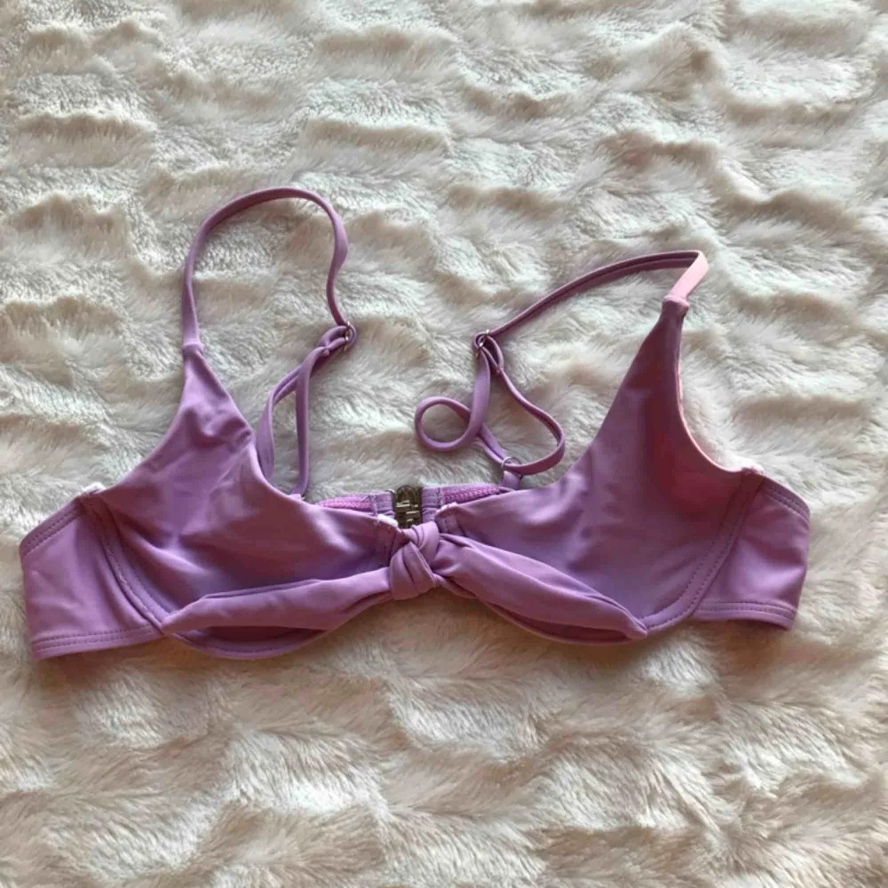 Bikinitopp från zaful i lila, inte använd mer än en gång då jag endast solat i den. Frakt går på 15kr😇🤩. Toppar.