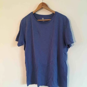 T-shirt  - Basic Tisha från HM Finns för upphämtning i Nyköping , kan även skickas där mottagaren står för frakt 