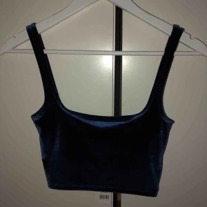  - Oanvänd topp. Blå sammet.