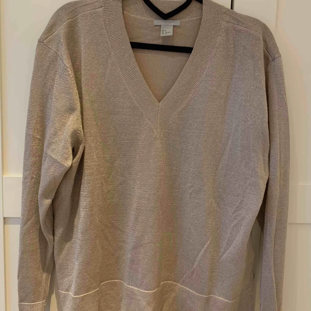 Glittrig finstickad tröja från HM. . Tröjor & Koftor.