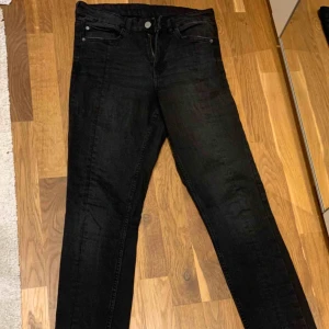  - Jeans med söm fram och öppna benslut (slits). Höga i midjan och väldigt mjuka/stretchiga.