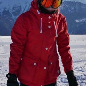  - Fodrad skidjacka/ vinterjacka från colour wear i jättefint skick, har används sparsamt! Jackan har snölås🎈 Köparen står för frakt!! Betalning via swish😘