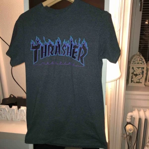  - Thrasher tröja i super bra skick. Använd ett fåtal gånger. Kan hämtas upp i Linköping men även skickas, då står köparen för frakten. Betalning sker via swish. 