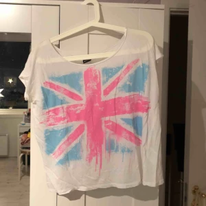  - Tröja från Gina Tricot, strl Xs-s. Köparen står för frakten, möts upp i Stockholm City eller Huddinge 