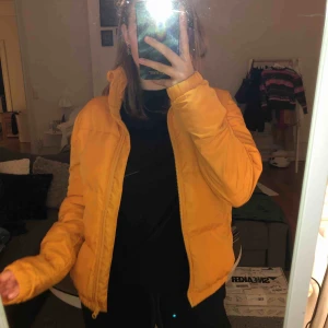  - Gul jacka, köpt på Zalando. Den har hög krage. Har en fläck på vänstra ärmen jag inte fått bort. Sitter skit snygg. Finns att hämta i Linköping men kan även fraktas och då står köparen för frakten. Betalning sker via swish. 