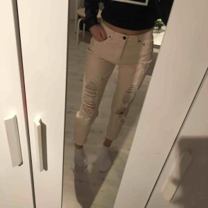  - Mom jeans från Pull&Bear i en ljusrosa färg, använda enstaka gång. Köparen står för frakten, möts upp i Stockholm City eller Huddinge 