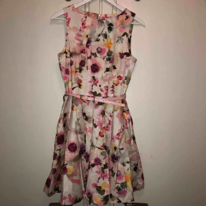  - Vacker sommarklänning med tillhörande skärp