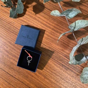  - Feministsmycke från Feministsmeden 