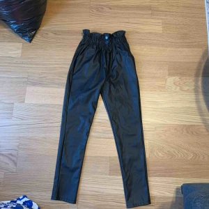  - Skin byxor från boohoo