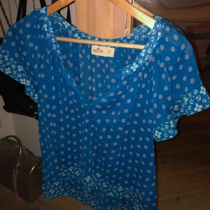  - Snygg och udda blus från hollister. I nyskick. 