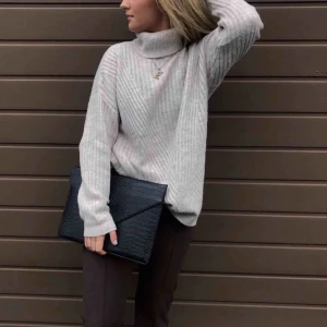  - Hej jag och mitt UF företag säljer datorfodral i vegans  crocodile- print läder!❣️för mer info kolla @weeklyaccessoriesuf på instagram