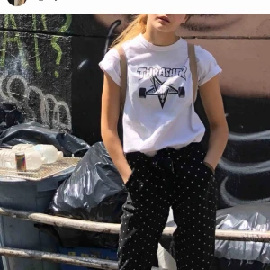  - Trasher tröja köpte den second hand så den är ganska väl använd men har absolut inga större fel, vilket ni ser på bilden!:—-) skulle säga en liten tightare S och en lite lösare XS :-)