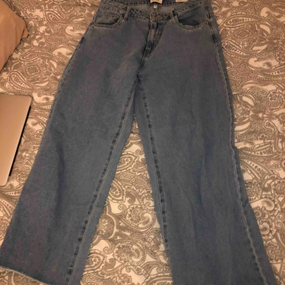 Lågmidjade vida jeans med lite ankle från Only. Aldrig använda. Bara att skriva om du undrar över något💖💖. Jeans & Byxor.