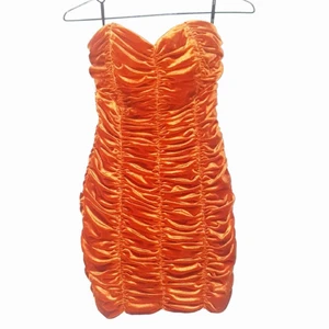  - Finaste sammetsklänningen från TFNC London. Absolut nyskick och sitter supersnyggt på! 