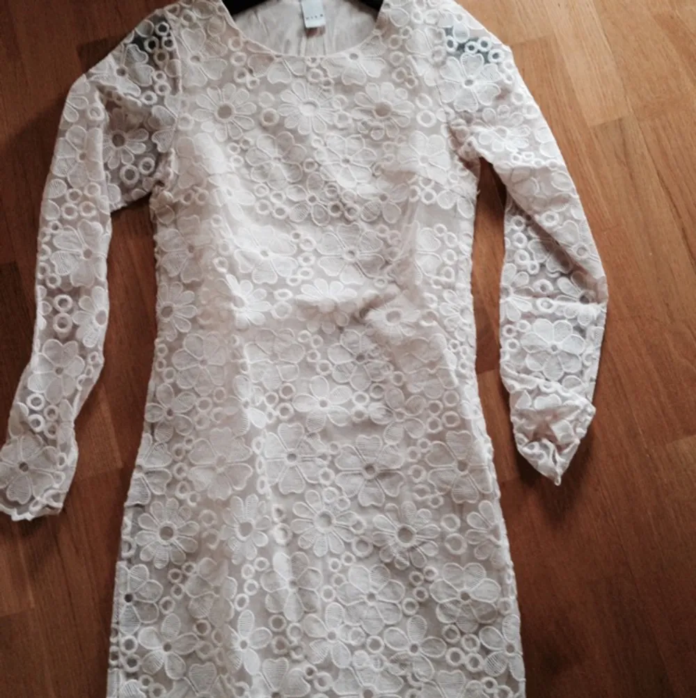 Lace dress in white from Vila. 
Size S and never used, it is Brand new.
Looking for new owner who embrace lace dressing and loves white colour.. Klänningar.