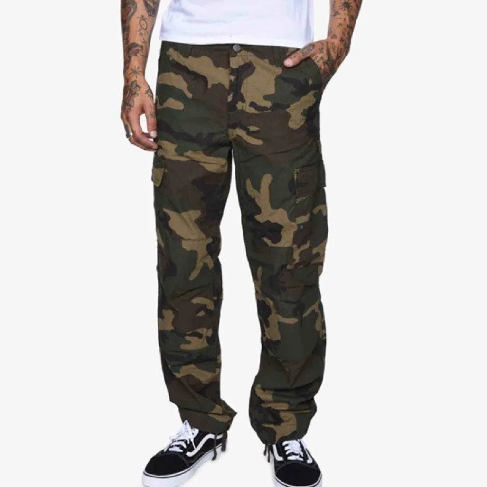 Helt nya oanvända Regular Cargo Pant, Camo Laurel Pant. Unisex. Passar mig som är 25/26 tum i jeans.  Nypris 1199kr, Pris inkl frakt!. Jeans & Byxor.