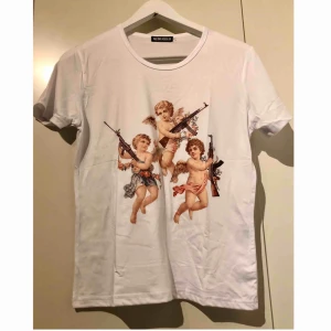  - Söt vit t-shirt med änglar på! Änglarna håller i AK47or🤩 Väldigt tuff och otroligt bekväm! Passar XS-M, men markerade storleken är M. FRI FRAKT💞