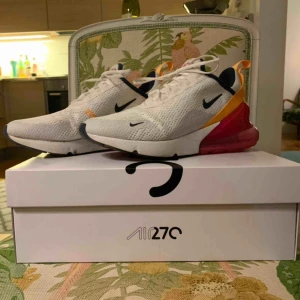  - NIKE Air Max 270 Köpta i våras och har endast använt dom max 5 gånger. Snabb affär önskas!