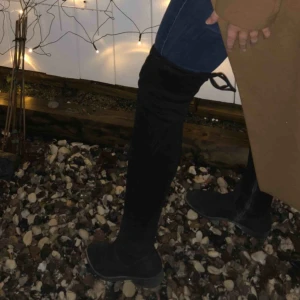  - Snygga svarta overknees i mocka imitation från din sko. De har knytning där bak vilket gör att de sitter kvar på låren. Nypris 600. 