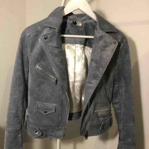  - Superfin blå/grå jacka i mockaimitation från H&M! Använd 1 gång och därmed i väldigt fint skick!  Skriv för fler bilder eller funderingar :) 
