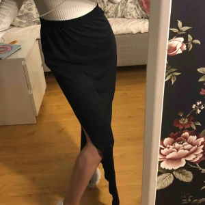 Lång kjol - Lång kjol med slit vid vänstra benet. Köpare står för frakt 