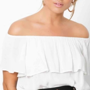  - NLY TREND Summer Frill Topp, använd ett fåtal gånger. Jättebra skick