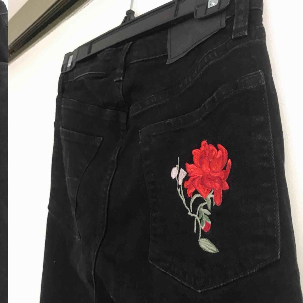 Svarta mom jeans med blom detaljer från H&M. Köpte en säsong sedan, men aldrig använda🌺✨. Jeans & Byxor.