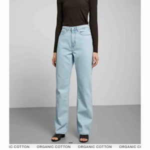  - Raka jeans från weekday i modellen row. Perfekta ljusblåa färgen! Använda ett par gånger men dom är i väldigt bra skick. I storlek W27/L30