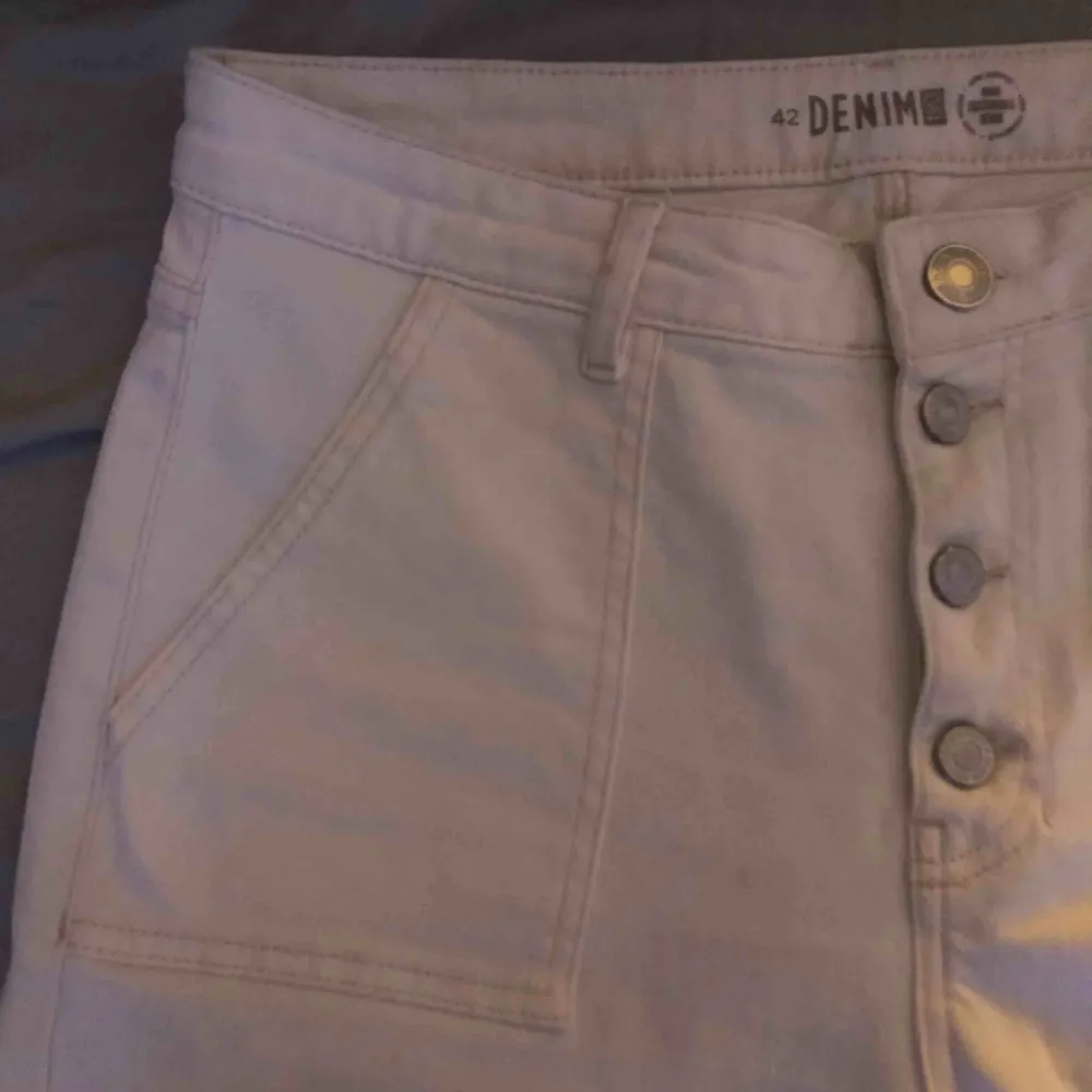 oanvända vita byxor i skönt material, frakt tillkommer . Jeans & Byxor.