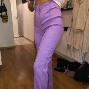  - Ett par lila snygga byxor, använda en gång!