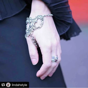  - HALVA PRISET DENNA HELG! Nytt! Oanvänt. Unikt handgjort handsmycke. Lika som Linda Hallberg har.  Ordinarie pris: 700:- Endast 350:- denna helg! 