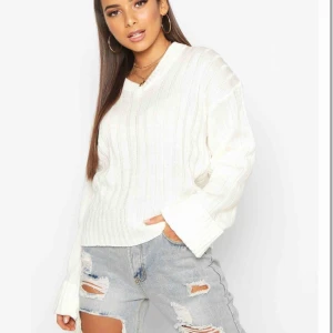  - Helt oanvänd stickad tröja i storlek M/L (liten i storlek, passar en S också) Ligger fortfarande kvar i påse med sin prislapp