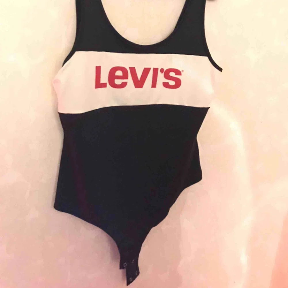 Säljer min snygga Levi’s Bodysuit i storlek M. Köptes i new York men bara använd 1 gång! Kan användas som baddräkt också🤩 Köparen står för frakten! . Toppar.