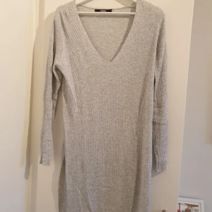  - Vringad tunika från Gina Tricot. Använd fåtal gånger. Frakt tillkommer! 