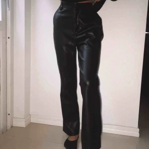  - Utsvängda skinn byxor  Aldrig använd för att det sitter för stor på mig:/ Men passar 36 också  