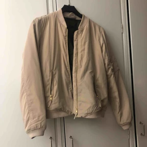  - Lite tjockare bomberjacka med guld detaljer