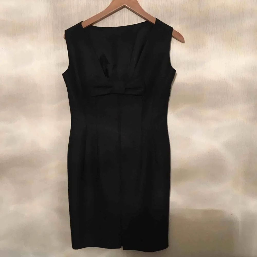 En svart klänning från trevira. Klänningen är aldrig använd. I nyskick storlek 38. Klänningar.