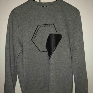  - Det är en helt vanlig grå tröja med ett tryck på. Är i ett bra skick men har använt den x antalgånger 