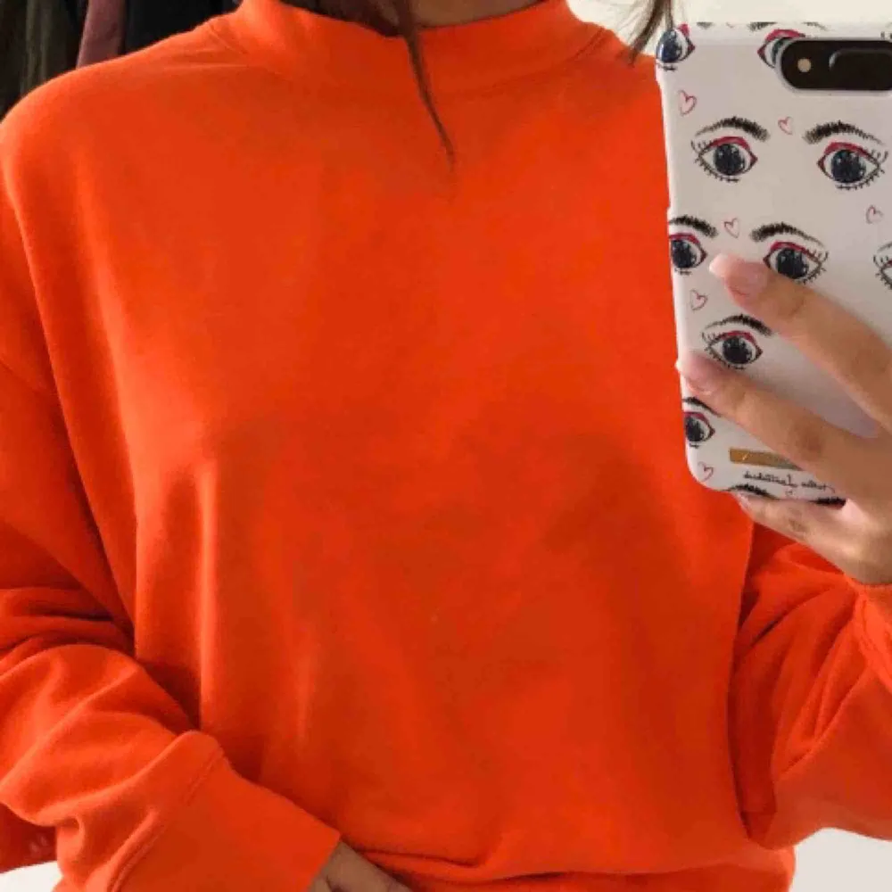 Svin snygg neon orange sweatshirt från populära Weekday✨ Använd fåtal gånger så är som nyskick (kvaliten på bilderna blev dålig, skicka PM för bättre bild) ! Storlek XS men är lite oversized så passar även S/M. Fraktar men köpare står för frakt⚡️. Toppar.