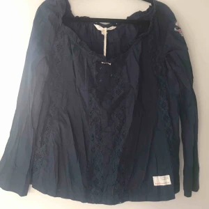  - Aldrig använd och lapp sitter kvar. Säljer eftersom jag aldrig använder den. Blusen är i storlek 0 vilket passar XS/S. Den är blekblå med detaljer på framsidan. Den har en fin krage och på vänster arm har den Odd Molly-märket.