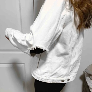  - Fräsch jeansjacka med coola slitningar längs armarna. Endast använd 2-3 ggr. Inköpt för ca 700kr. Från Kristin Sundbergs kollektion med NA-KD. Köpare står för frakt!