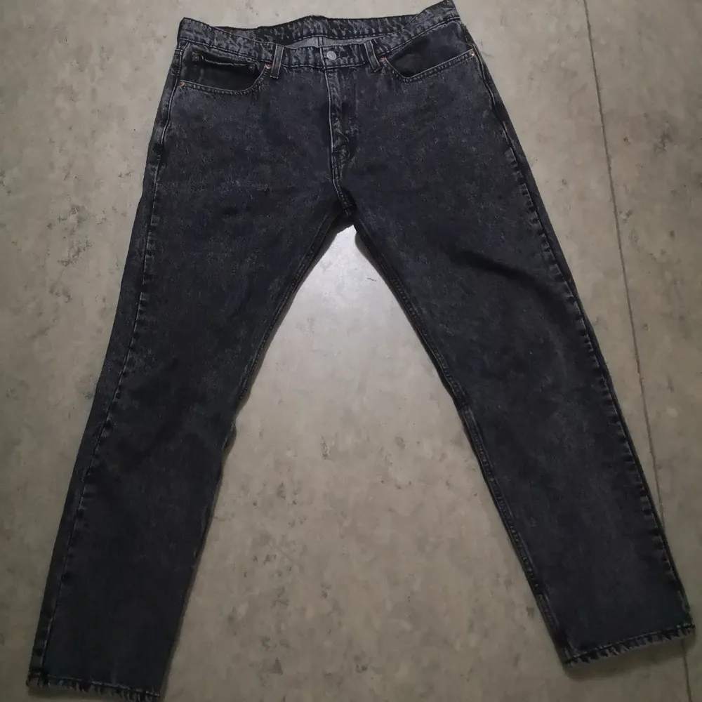 Ett par gråa jeans från Levi's som är lite för stora för mig. Tekniskt sätt helt nya då jag bara har haft på mig de 3 gånger. . Jeans & Byxor.