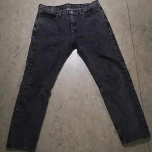  - Ett par gråa jeans från Levi's som är lite för stora för mig. Tekniskt sätt helt nya då jag bara har haft på mig de 3 gånger. 