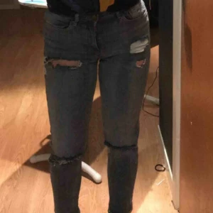  - Skiiitsnygga tajta jeans med slitningar