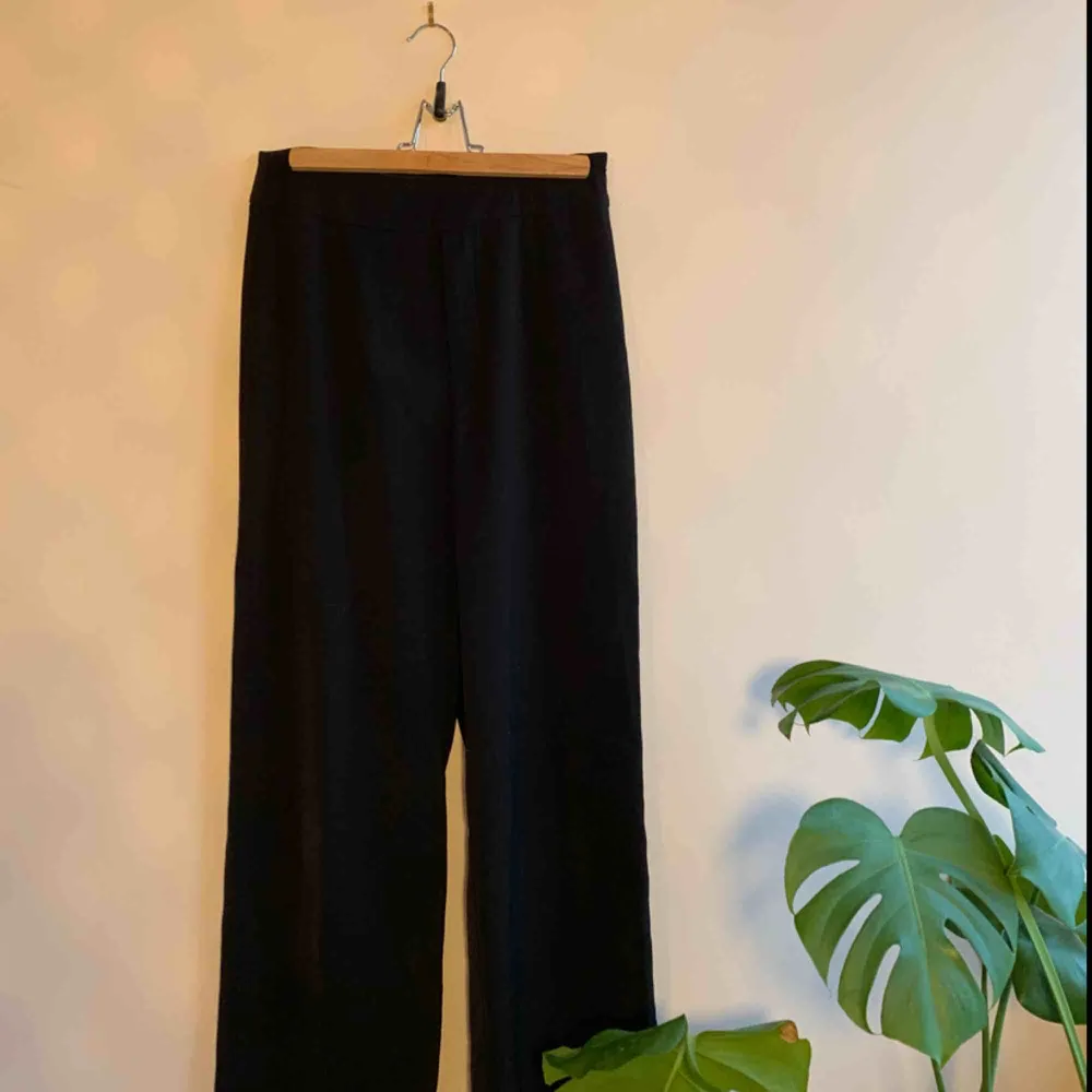 Svarta klassiska högmidjade kostymbyxor från BikBok i storlek small. Köparen står för frakt. . Jeans & Byxor.