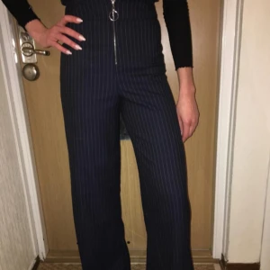  - Kostymbyxa från bershka, blårandig. I fint skick.